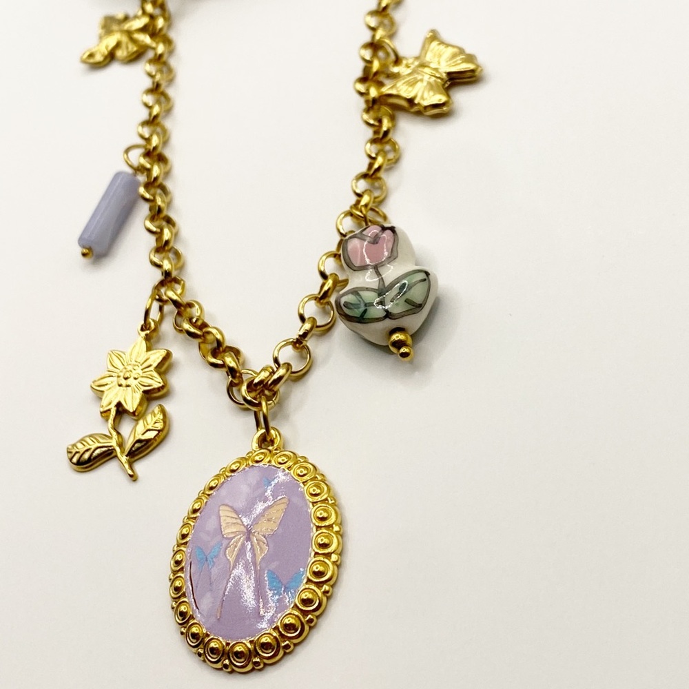 NEW Gold Charm Necklace With Floral Pendant - Picture 6 of 9